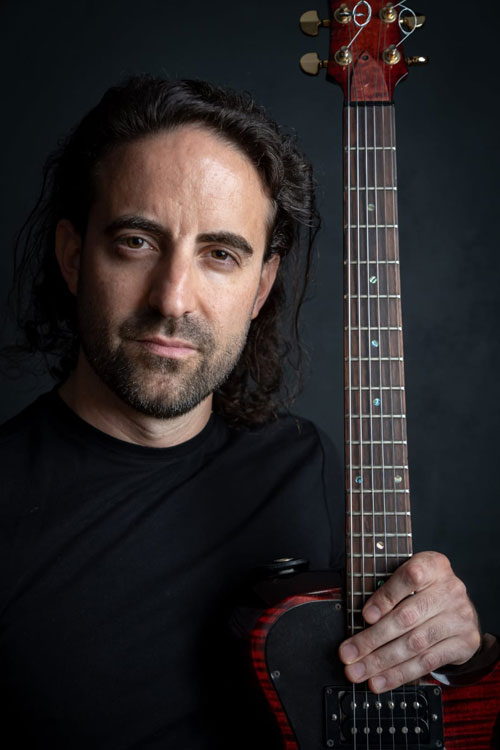 Ramiro Olaciregui unterrichtet Gitarre, Ukulele und E-Bass in der B&B Musikschule Berlin Ramiro Olaciregui unterrichtet Gitarre, Ukulele und E-Bass in der B&B Musikschule Berlin