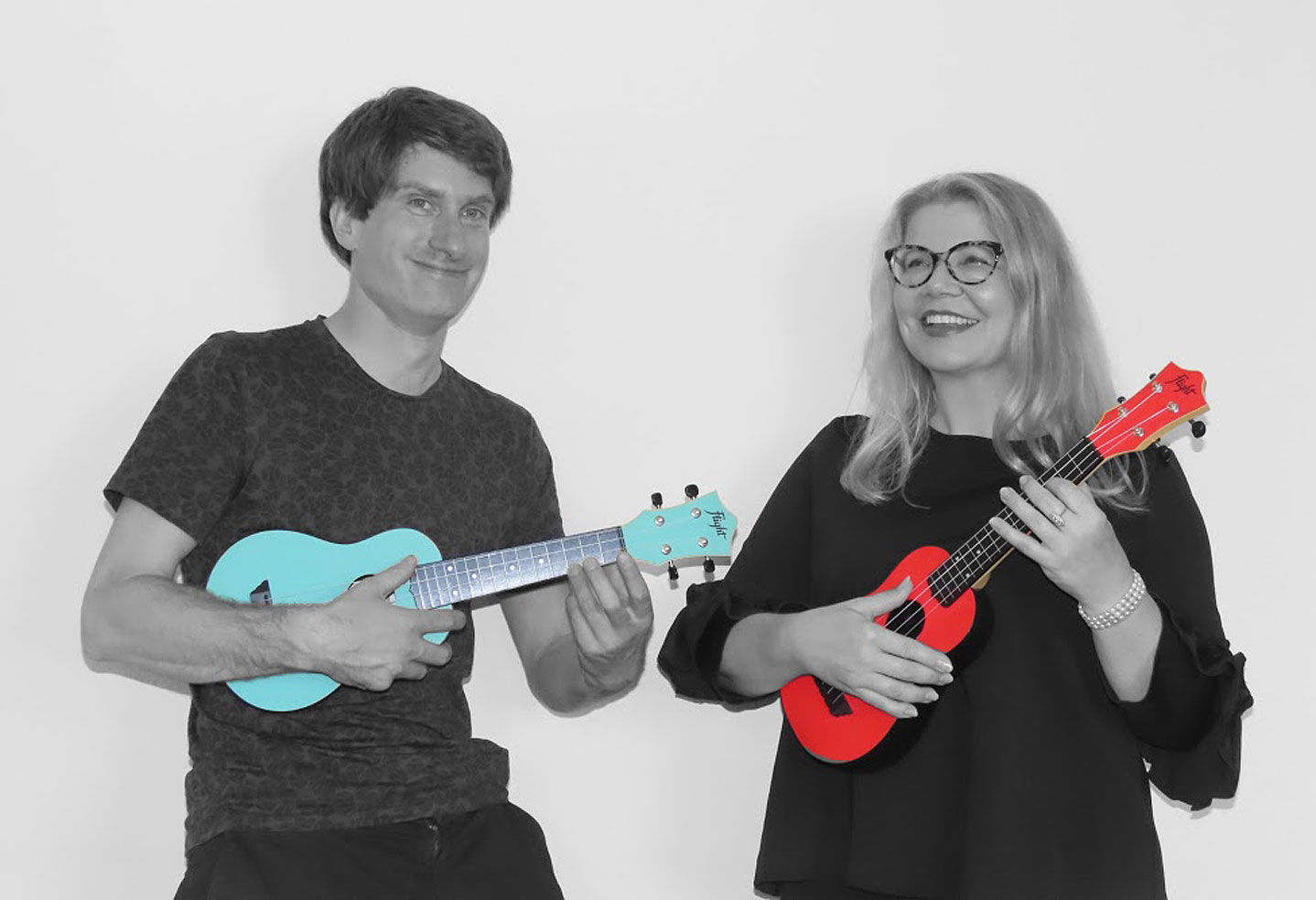 Judith Bernhardt und Jake Painter leiten MusikBuildsTeams. Teambuilding mit der Ukulele für Unternehmen.